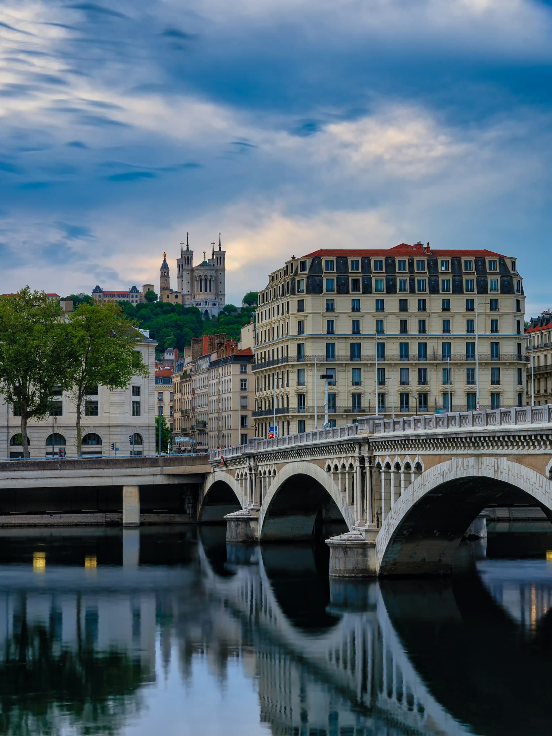 Pont sur la Saône à Lyon, avec Fourvière en arrière-plan